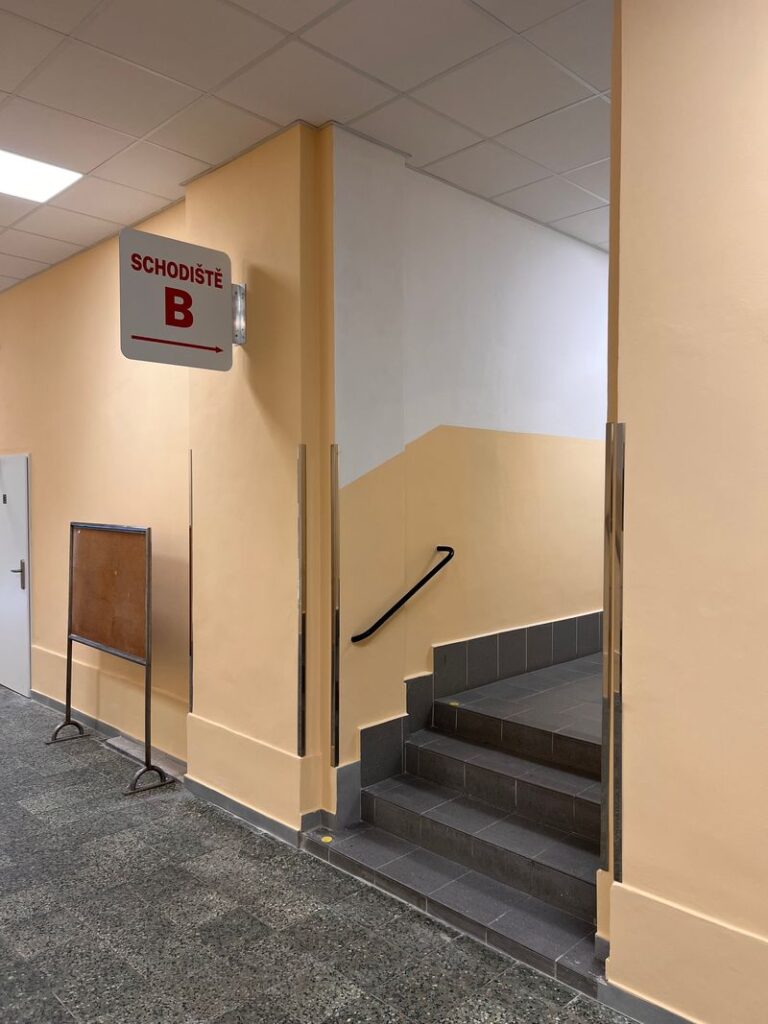 Schodiště B - přístup k výtahu - sanitarymedicalclinic-praha.cz