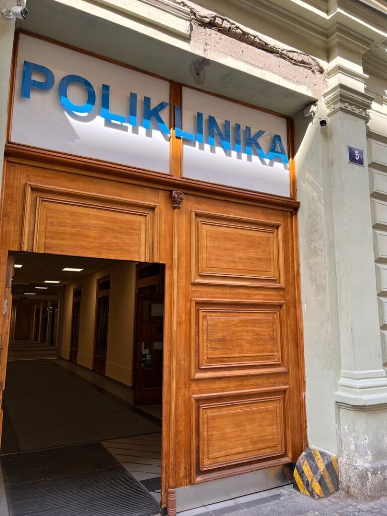 Vstup z ulice Palackého - sanitarymedicalclinic-praha.cz